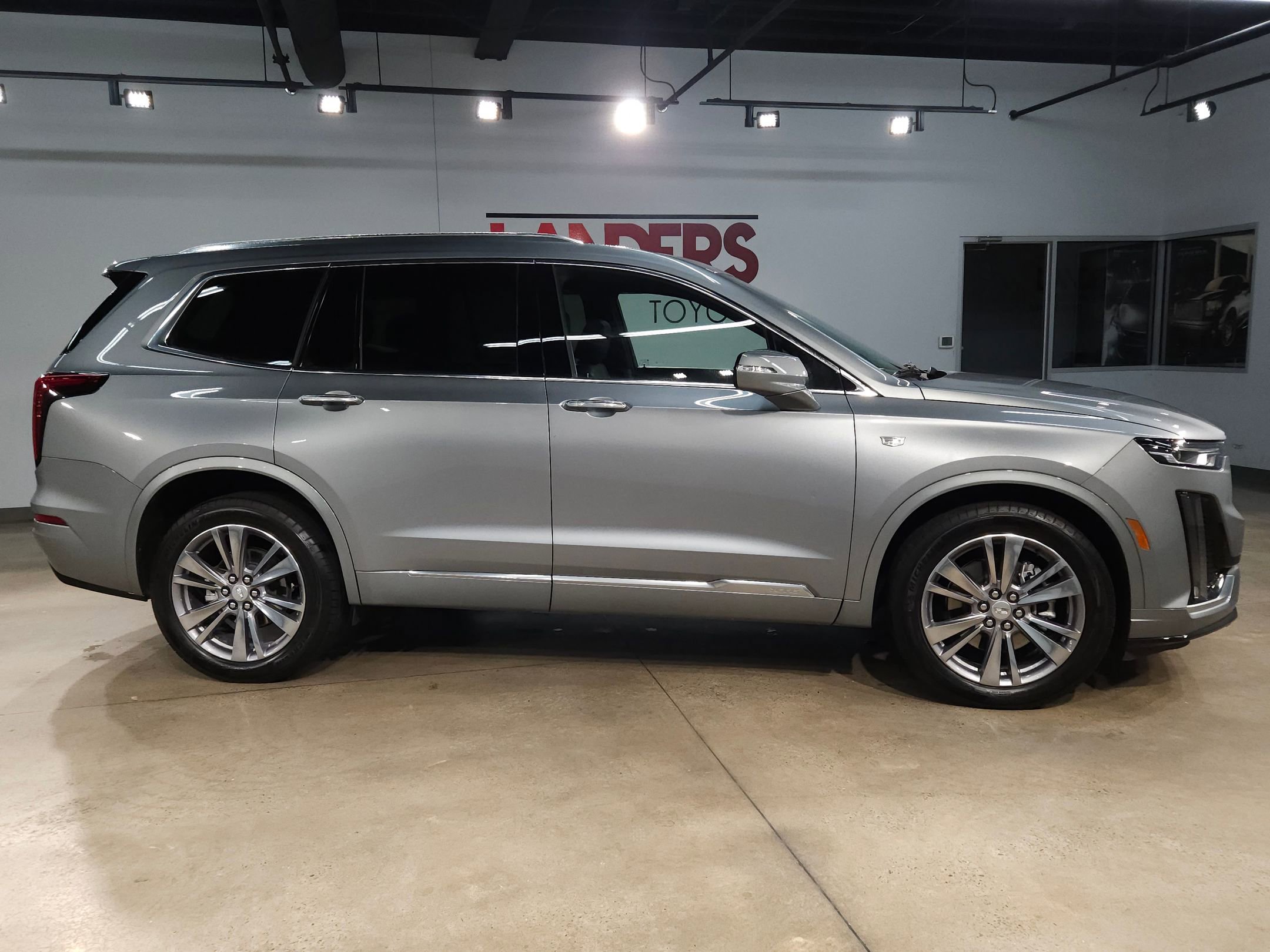 Used 2025 Cadillac XT6 Premium Luxury image 8