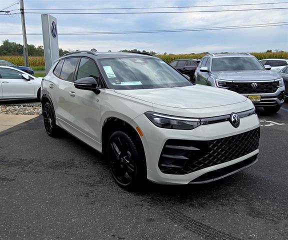 New 2025 Volkswagen Tiguan SE R-Line image 4