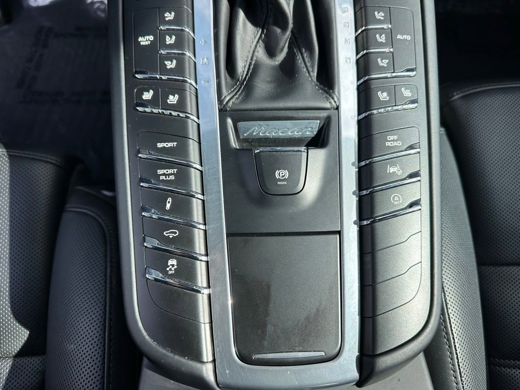 Certified 2018 Porsche Macan Turbo AWD/4WD image 30