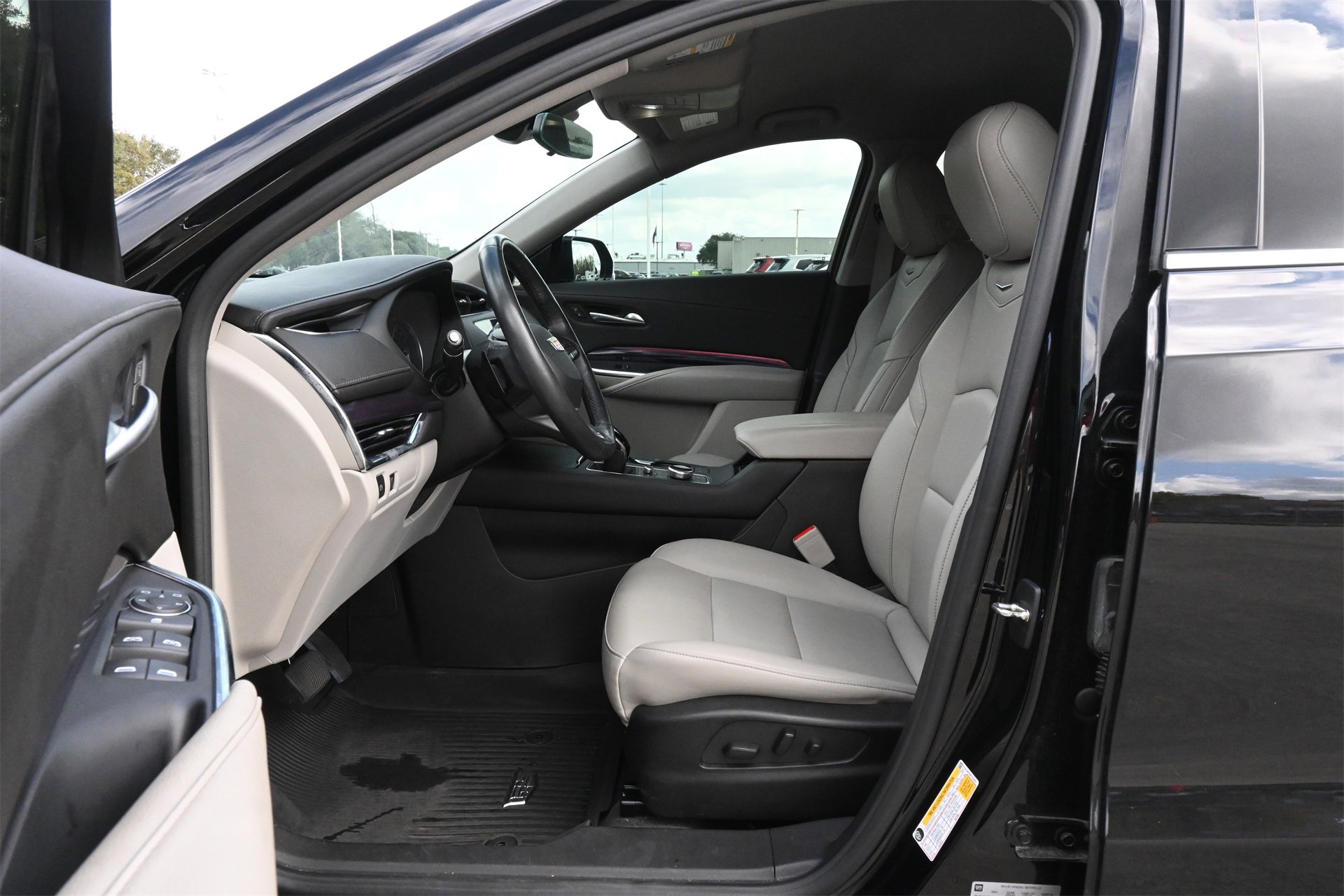 Certified 2023 Cadillac XT4 Luxury w/ Cold Weather Package image 18