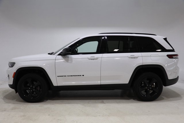 Used 2023 Jeep Grand Cherokee Altitude AWD/4WD image 4