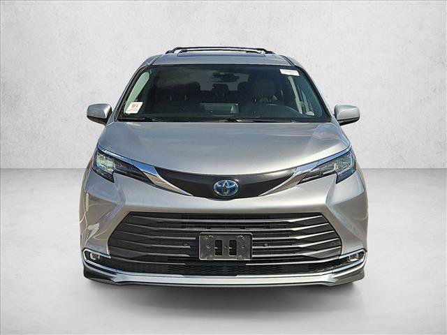 Used 2022 Toyota Sienna XLE FWD image 2