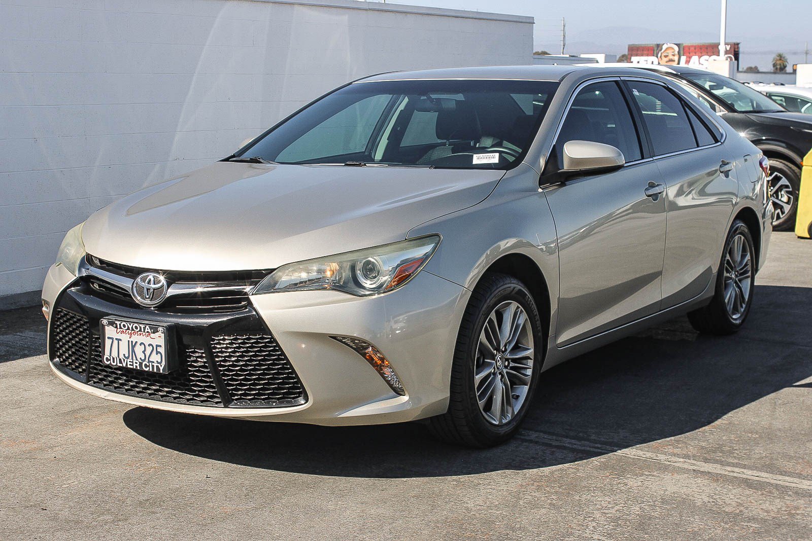Used 2015 Toyota Camry SE FWD image 3