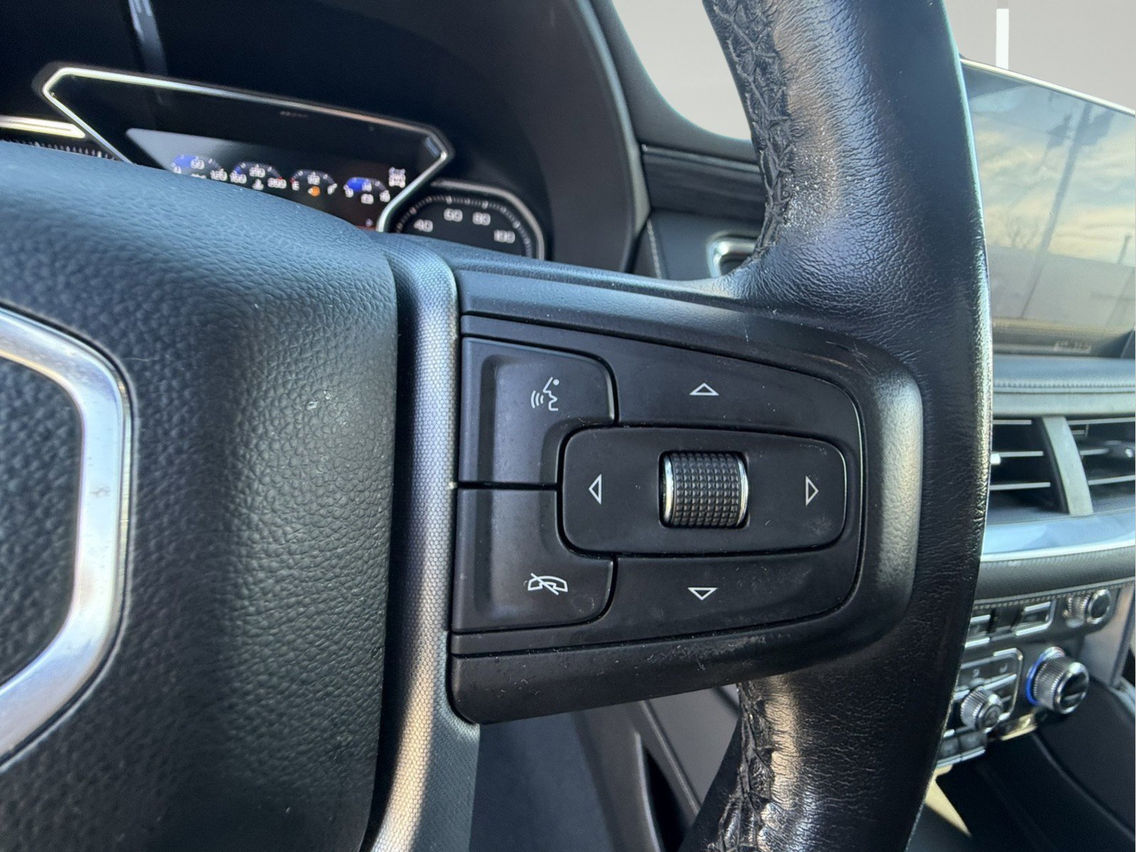 Used 2021 GMC Yukon SLT w/ SLT Premium Package image 25