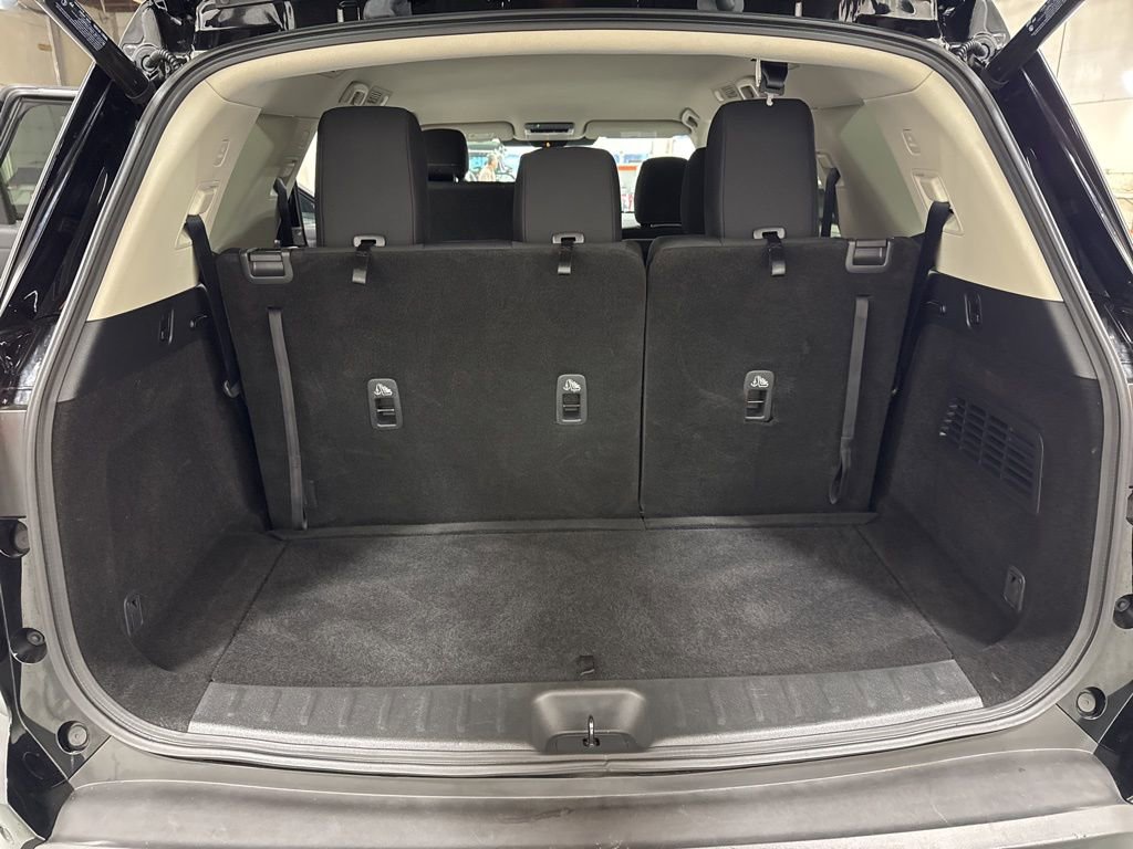 Used 2025 Nissan Pathfinder SV image 24