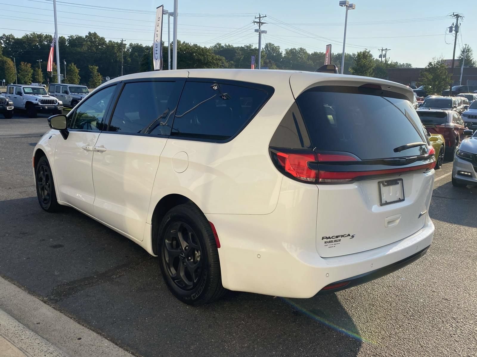 Used 2024 Chrysler Pacifica Limited FWD image 6
