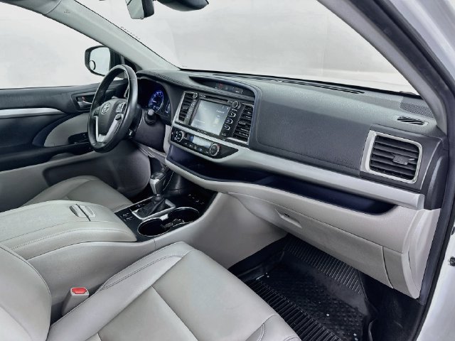 Used 2019 Toyota Highlander XLE AWD/4WD image 30