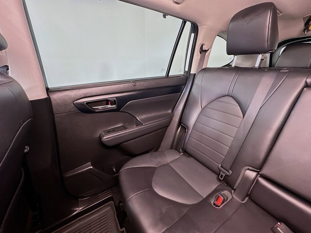 Used 2022 Toyota Highlander XLE image 12