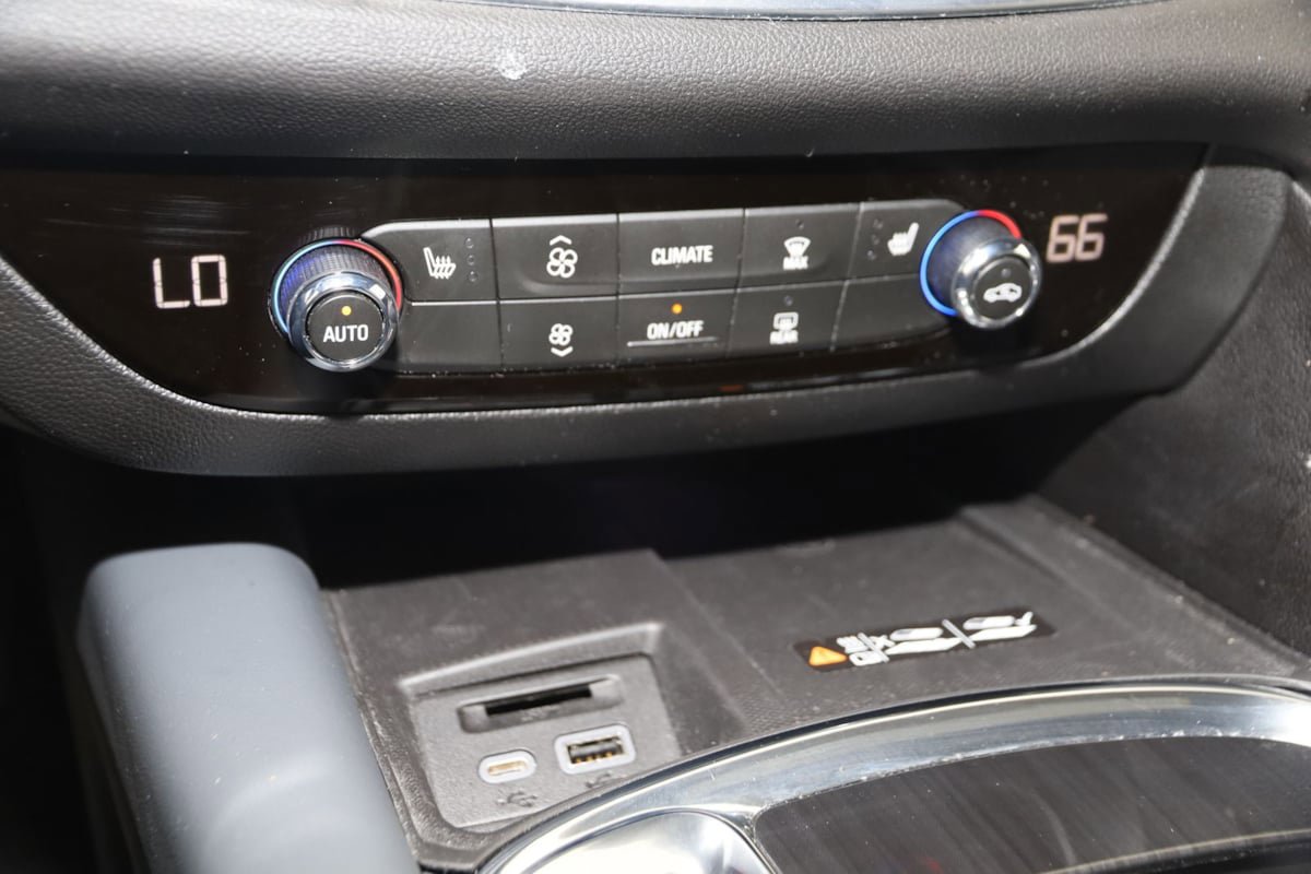 Used 2023 Buick Enclave Essence AWD/4WD image 28