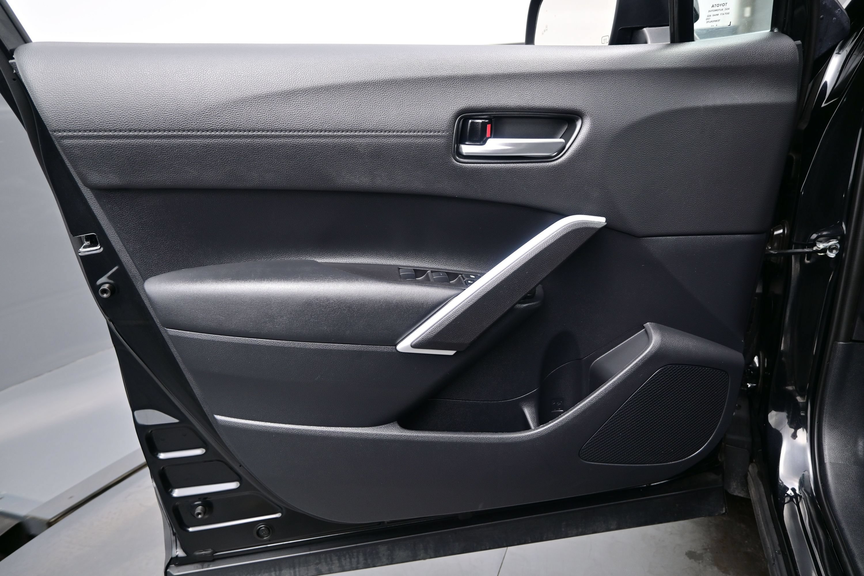 Used 2025 Toyota Corolla Cross XLE AWD/4WD image 9