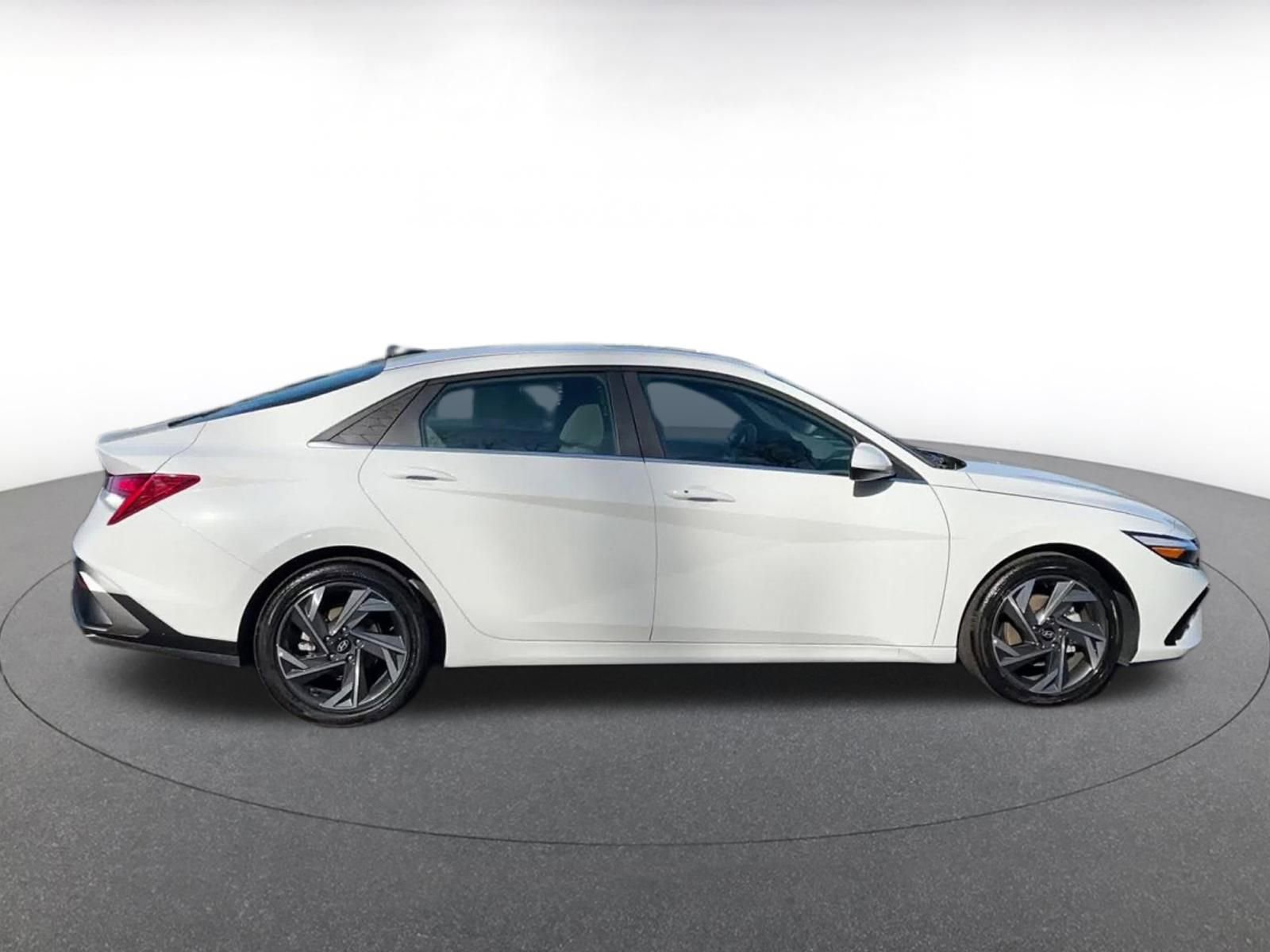 Used 2025 Hyundai Elantra SEL image 16