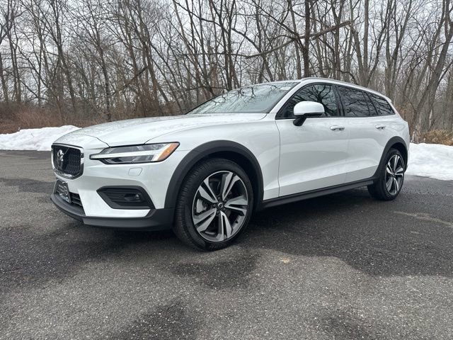 Certified 2025 Volvo V60 B5 Cross Country Plus image 4