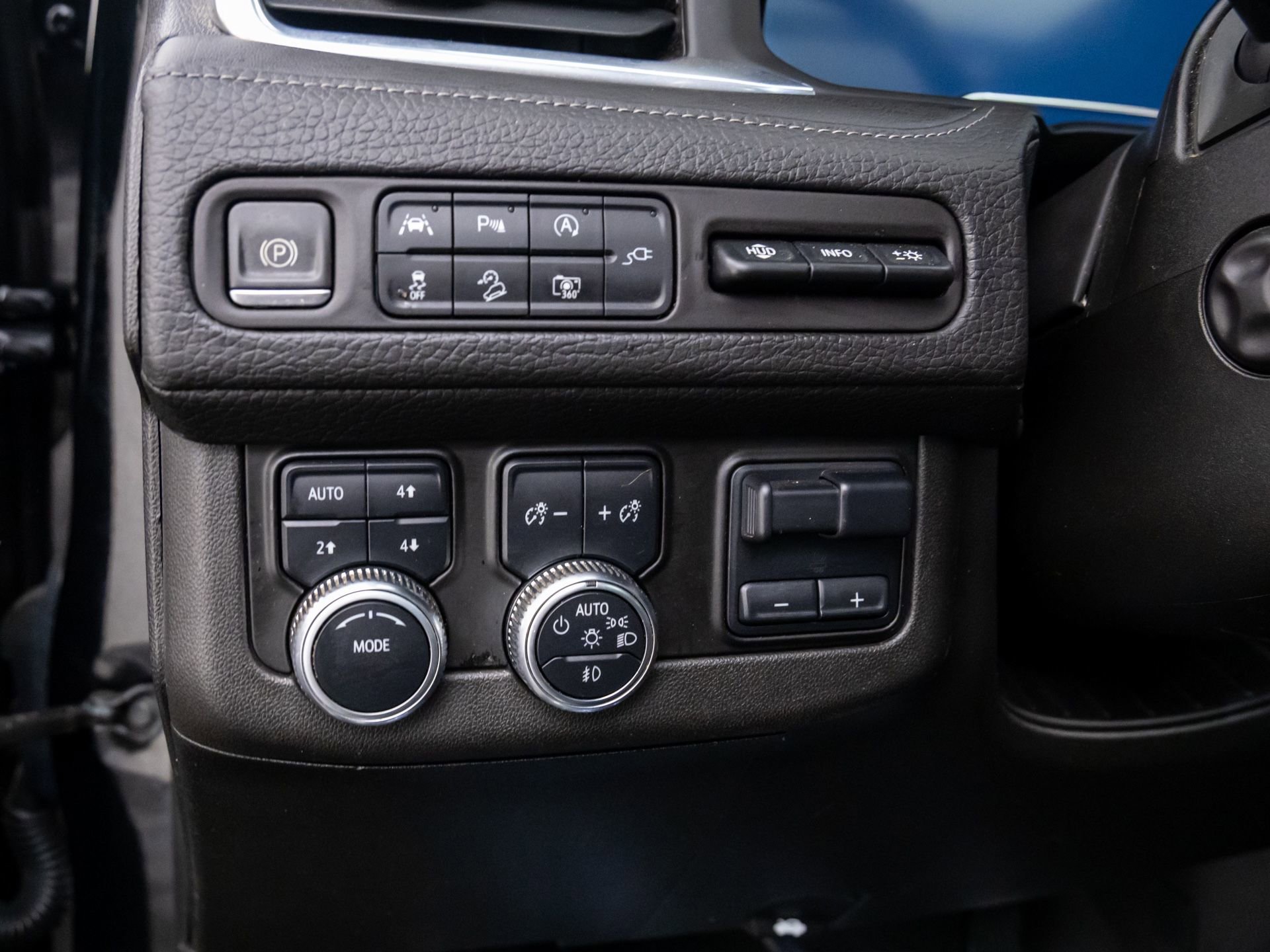 Used 2022 GMC Yukon Denali w/ Denali Premium Package image 21