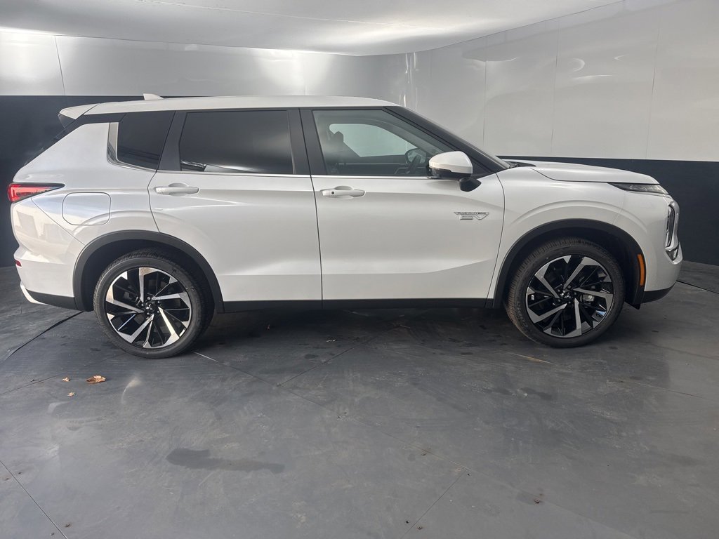 New 2025 Mitsubishi Outlander SE image 2