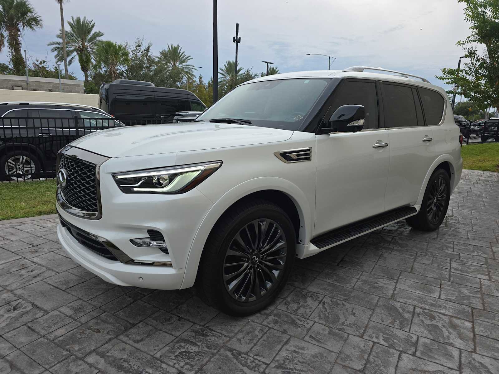 Certified 2024 INFINITI QX80 Premium Select w/ Cargo Package image 9