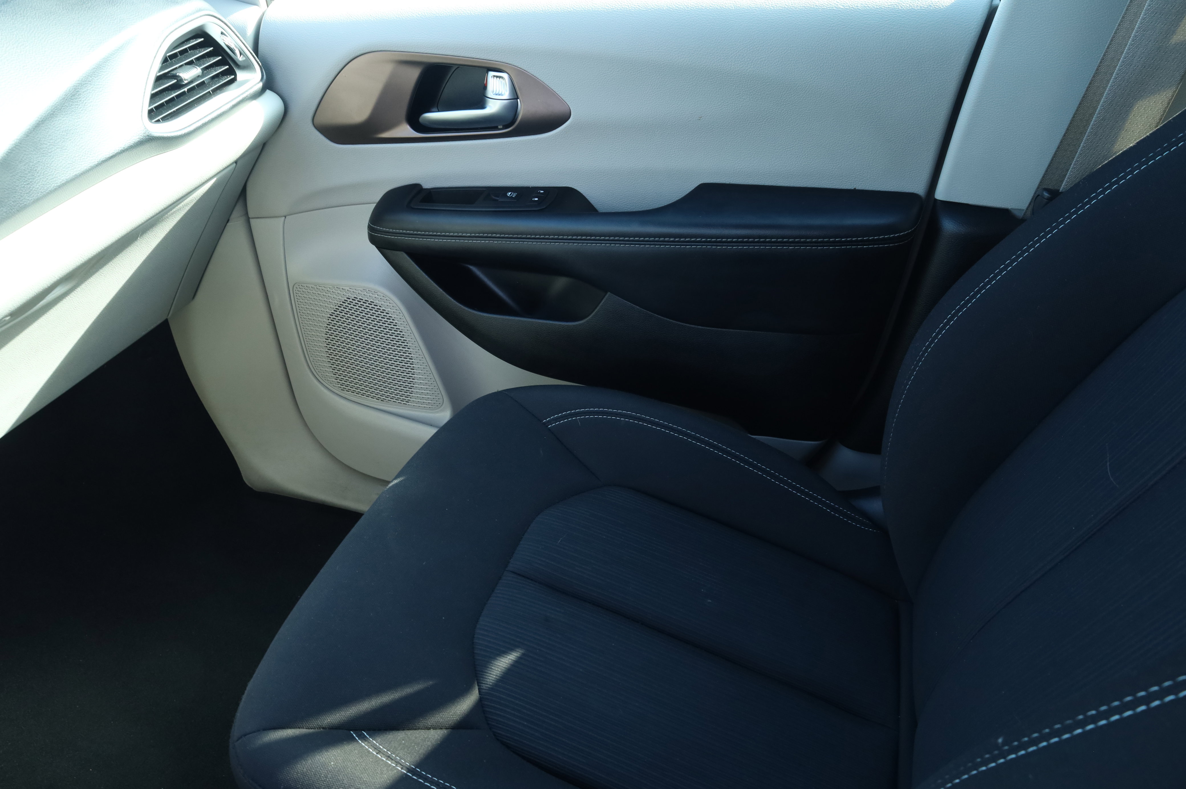 Used 2023 Chrysler Voyager LX image 12