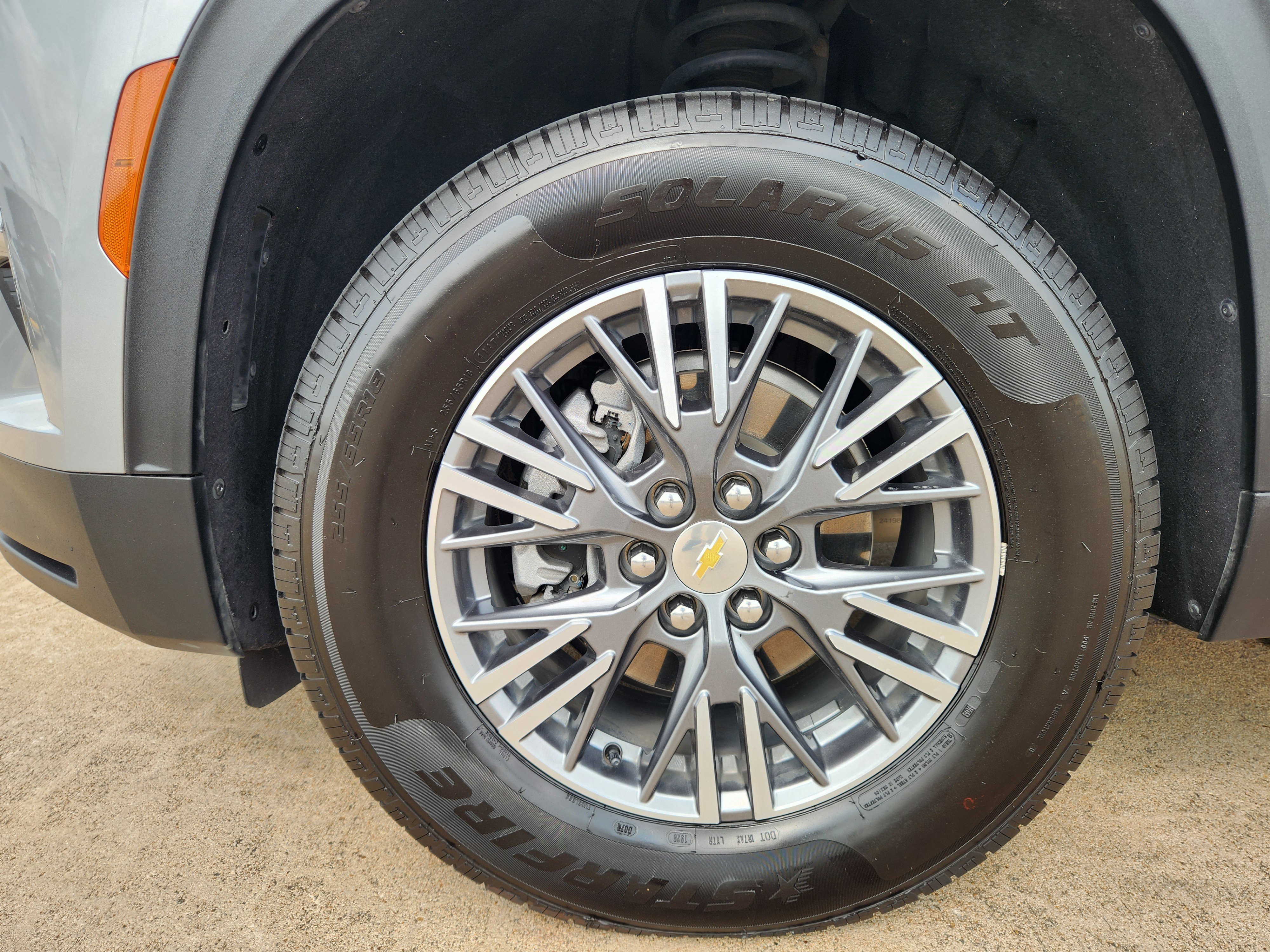 Used 2025 Chevrolet Traverse LT FWD image 11