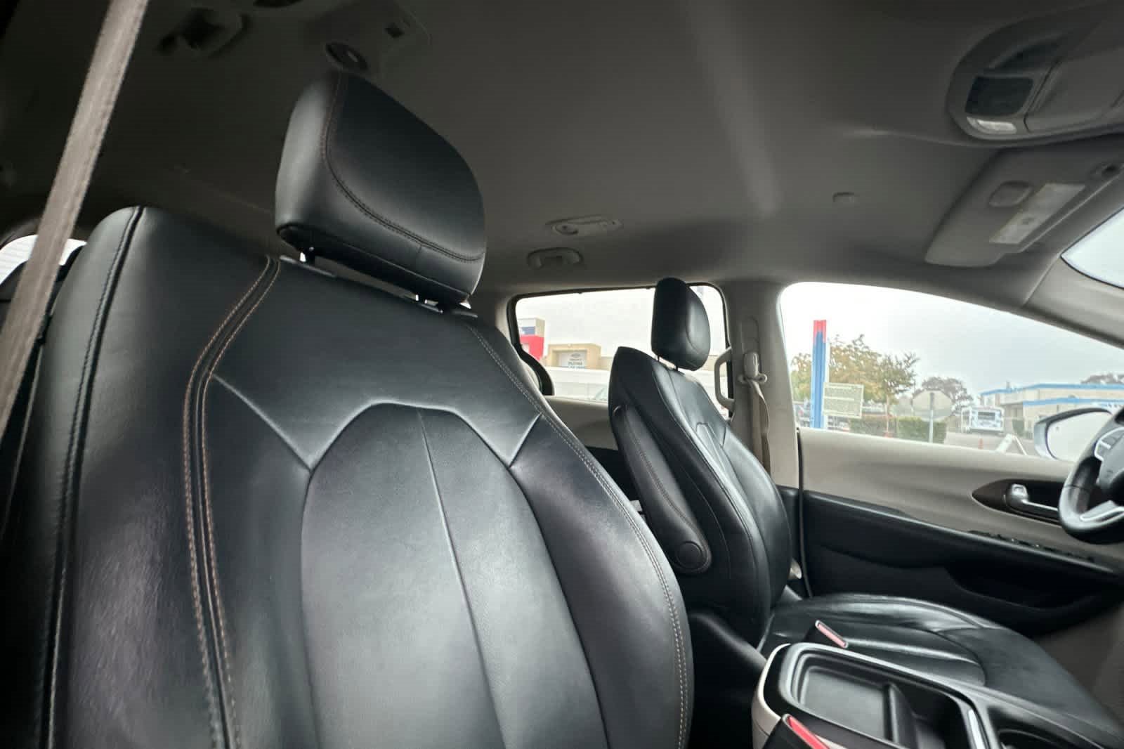 Used 2017 Chrysler Pacifica Touring-L image 18