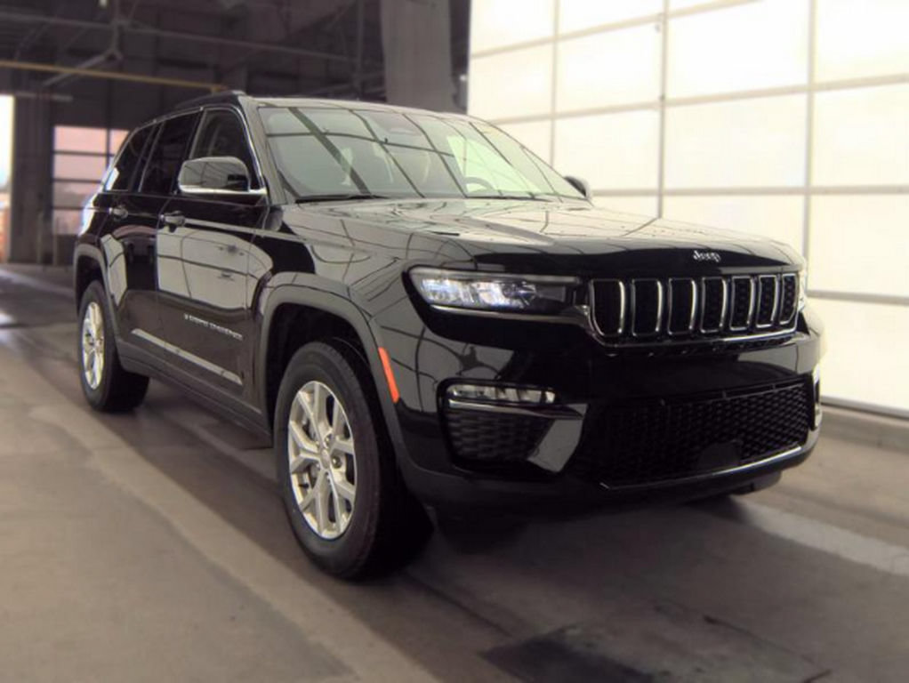 Used 2023 Jeep Grand Cherokee Limited w/ Trailer Tow Prep Group (B) AWD/4WD image 4