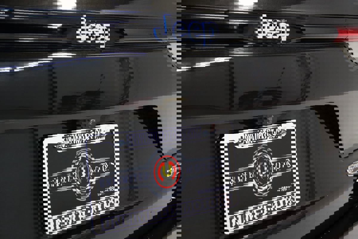 Used 2023 Jeep Grand Cherokee Summit image 4