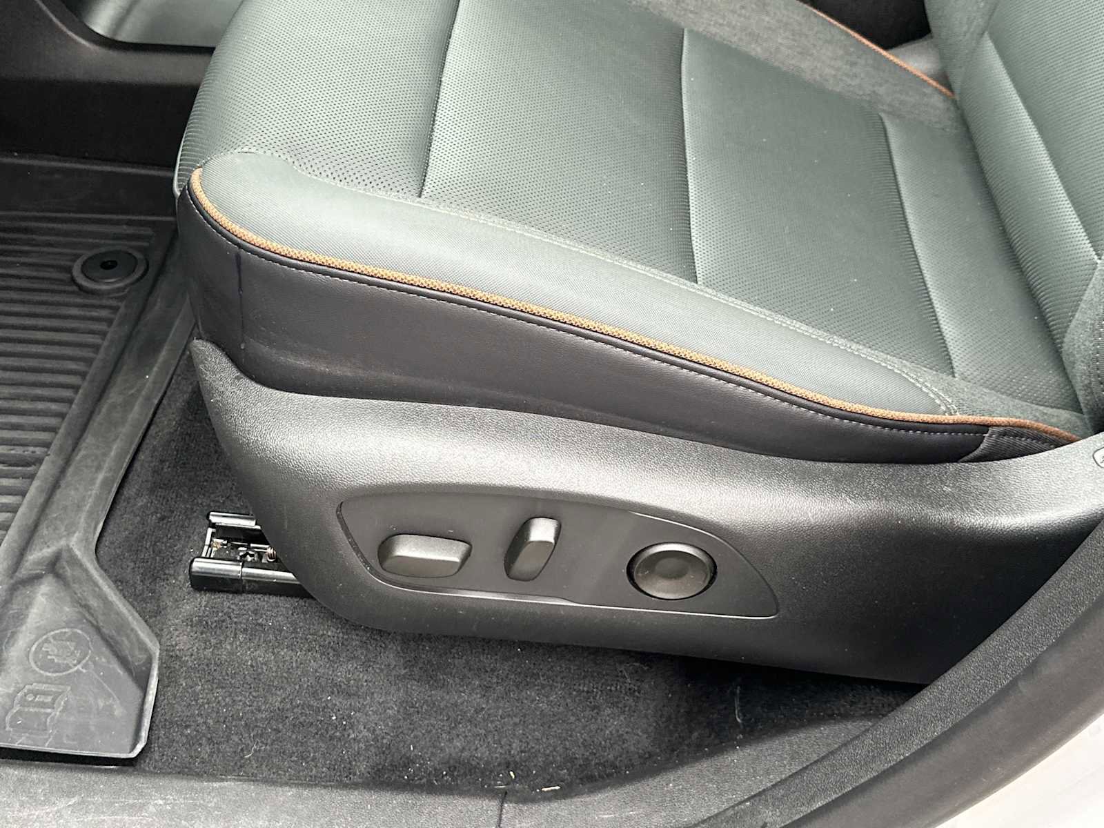 Used 2025 GMC Acadia AT4 w/ LPO, Floor Liner Package AWD/4WD image 12