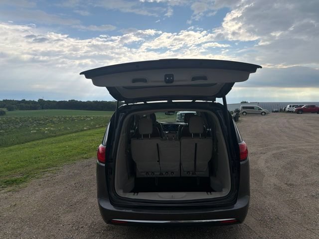 Used 2018 Chrysler Pacifica Touring-L Plus w/ Advanced Safetytec Group FWD image 10