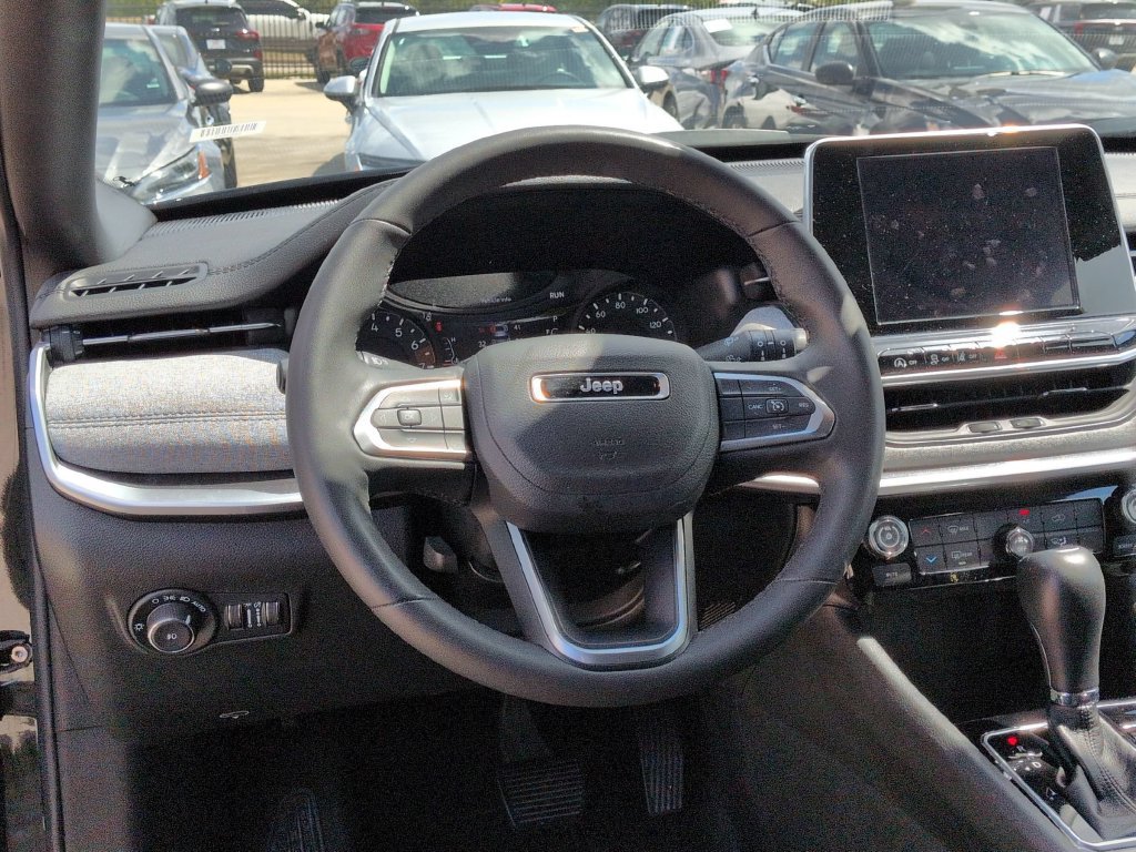 Used 2025 Jeep Compass Latitude AWD/4WD image 22