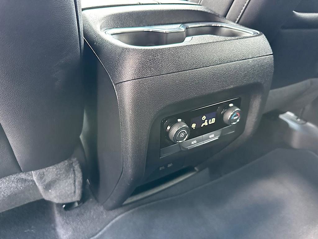 Used 2026 Chevrolet Traverse LT FWD image 19