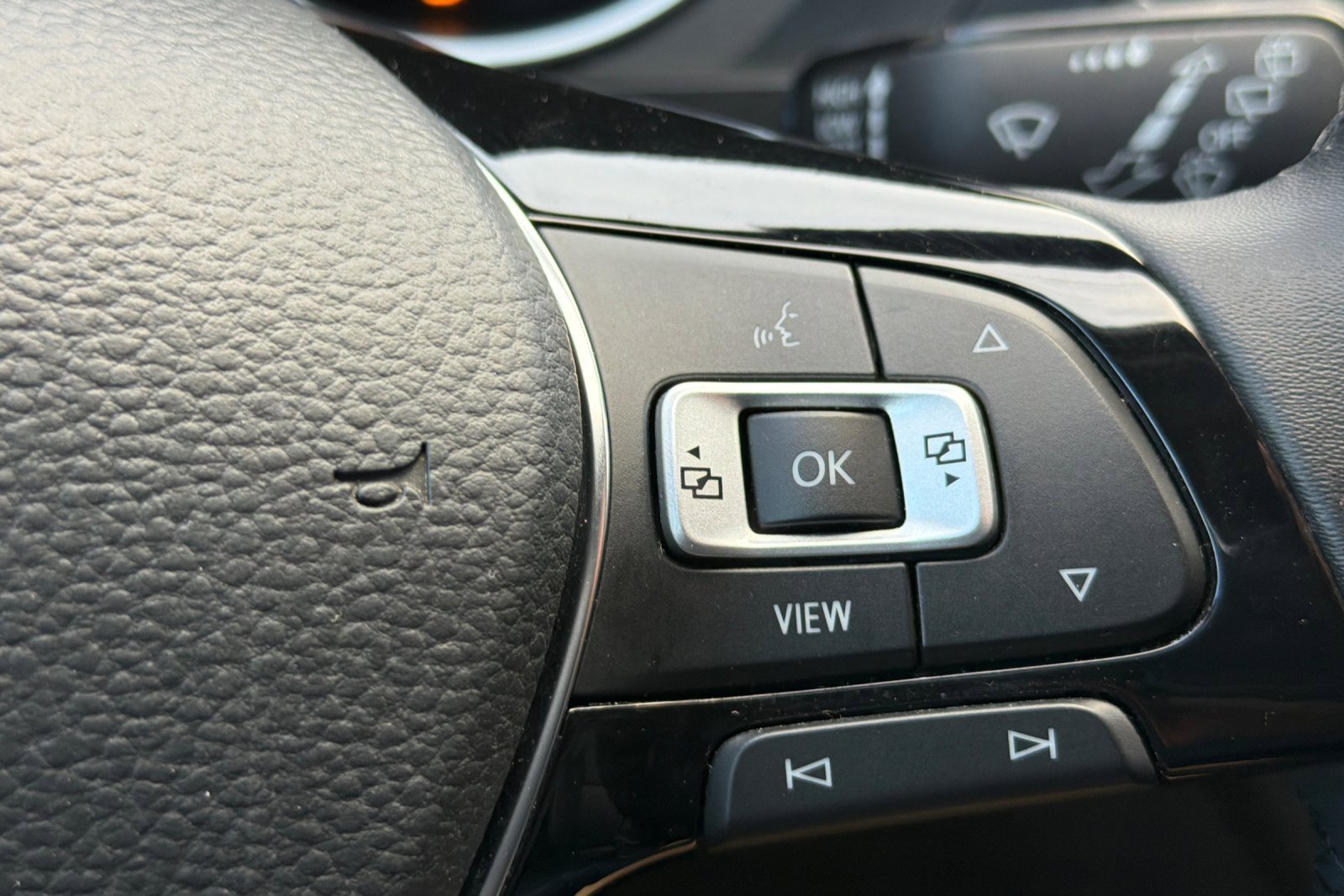 Used 2020 Volkswagen Tiguan SE w/ Panoramic Sunroof Package image 32