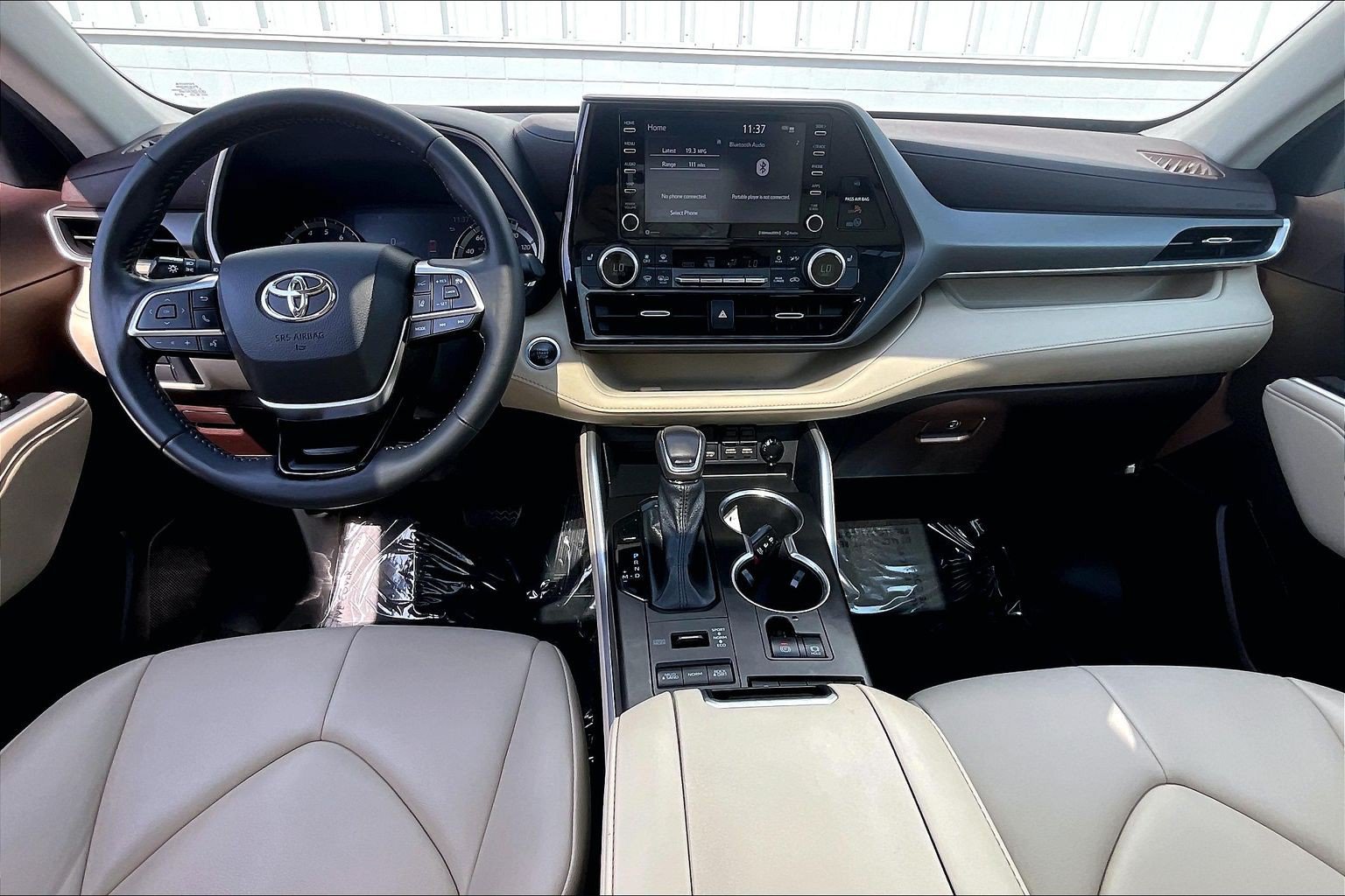 Used 2021 Toyota Highlander XLE AWD/4WD image 19