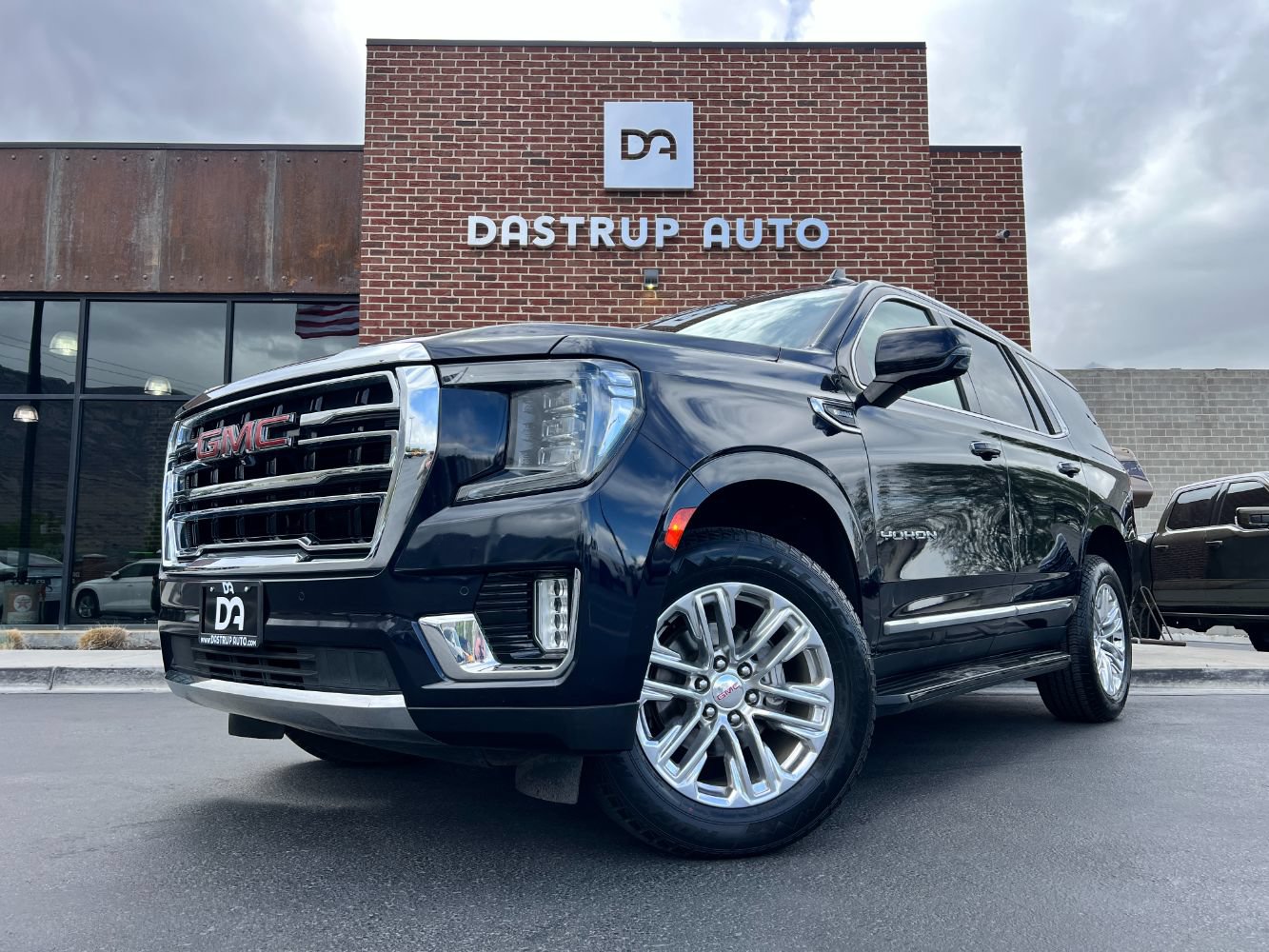 Used 2021 GMC Yukon SLT w/ Rear Media and Nav Package AWD/4WD image 1
