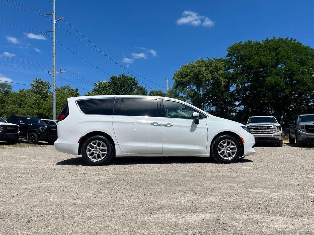 Used 2023 Chrysler Voyager LX FWD image 6