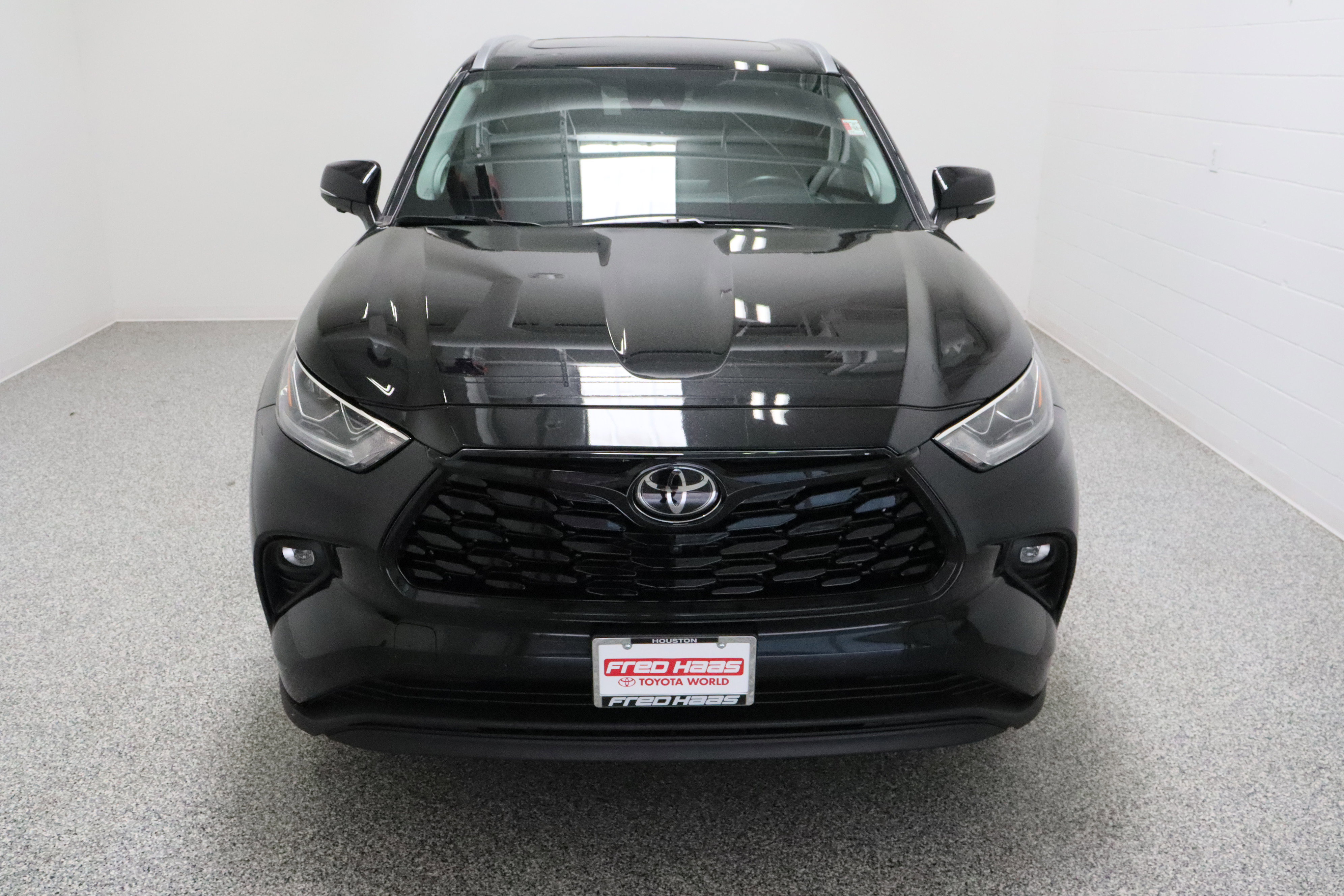 Used 2024 Toyota Highlander Limited AWD/4WD image 3