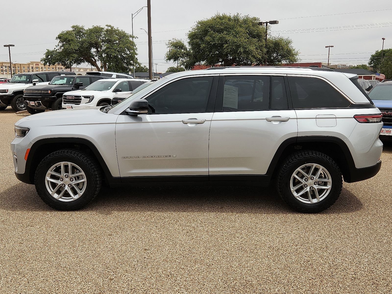 Used 2023 Jeep Grand Cherokee Limited AWD/4WD image 2