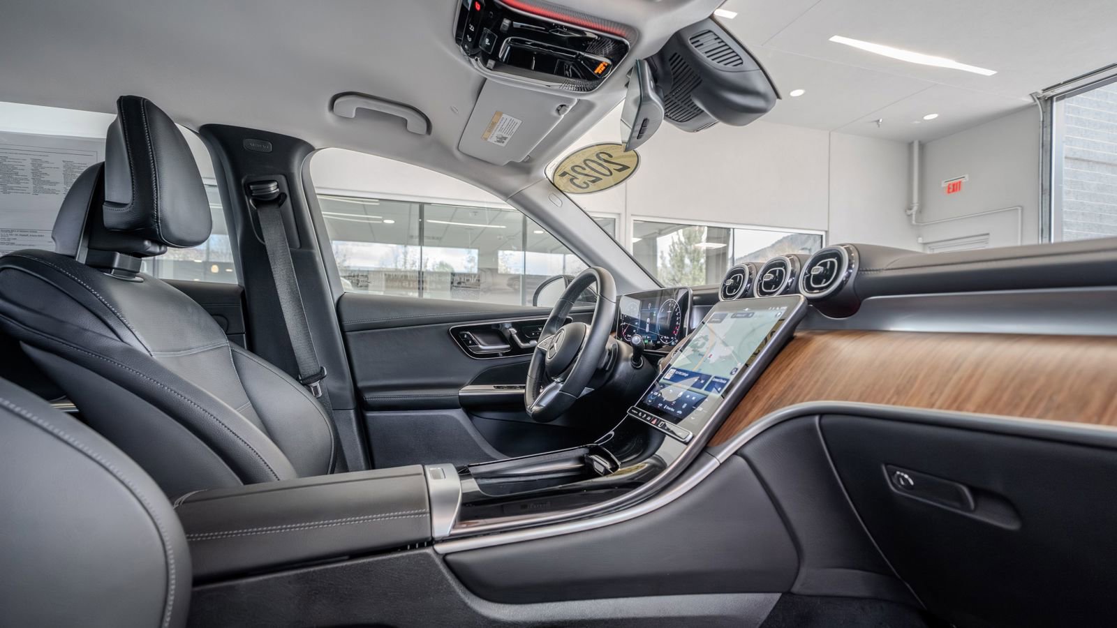 Used 2025 Mercedes-Benz GLC 350e 4MATIC image 17