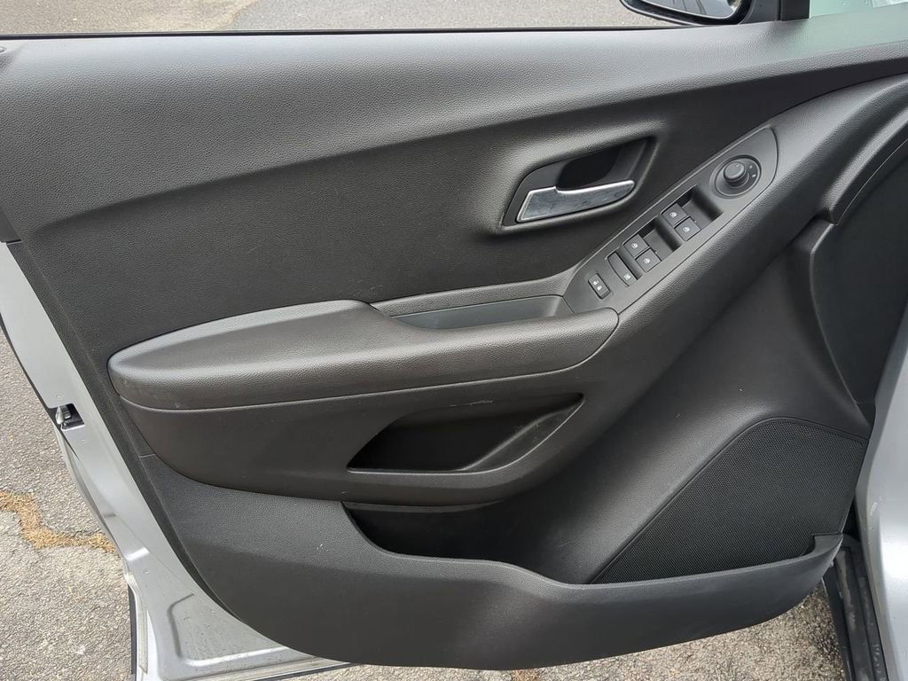 Used 2019 Chevrolet Trax LT w/ LT Convenience Package AWD/4WD image 11