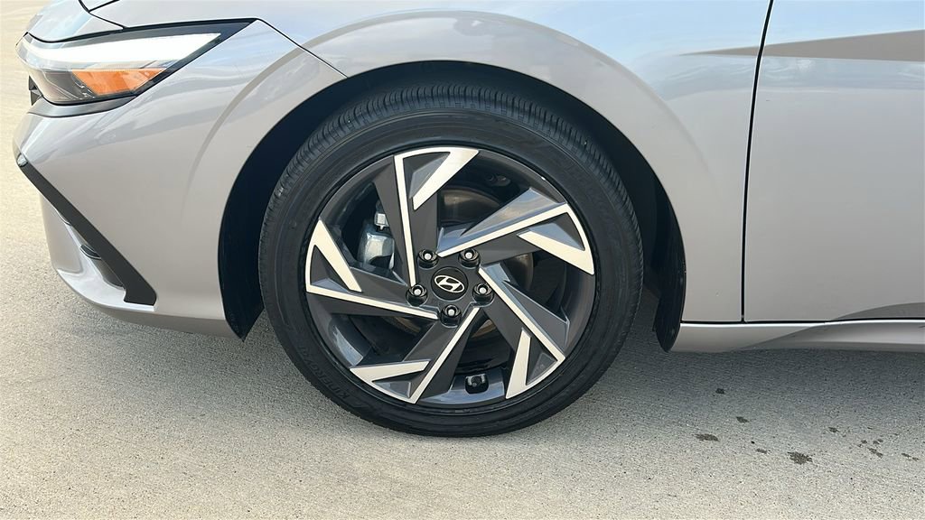 Certified 2025 Hyundai Elantra Limited FWD image 7