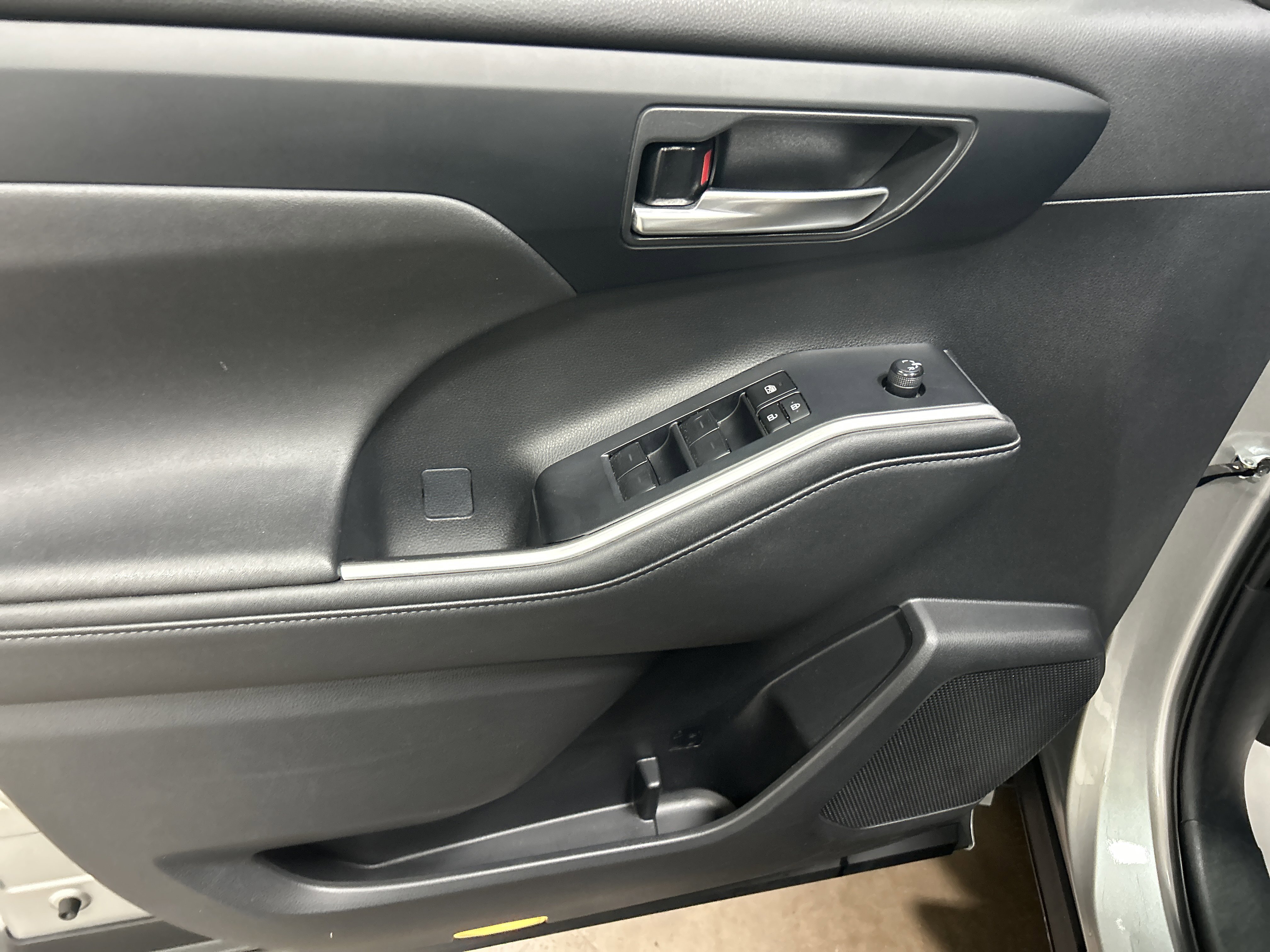 Used 2023 Toyota Highlander XLE image 13