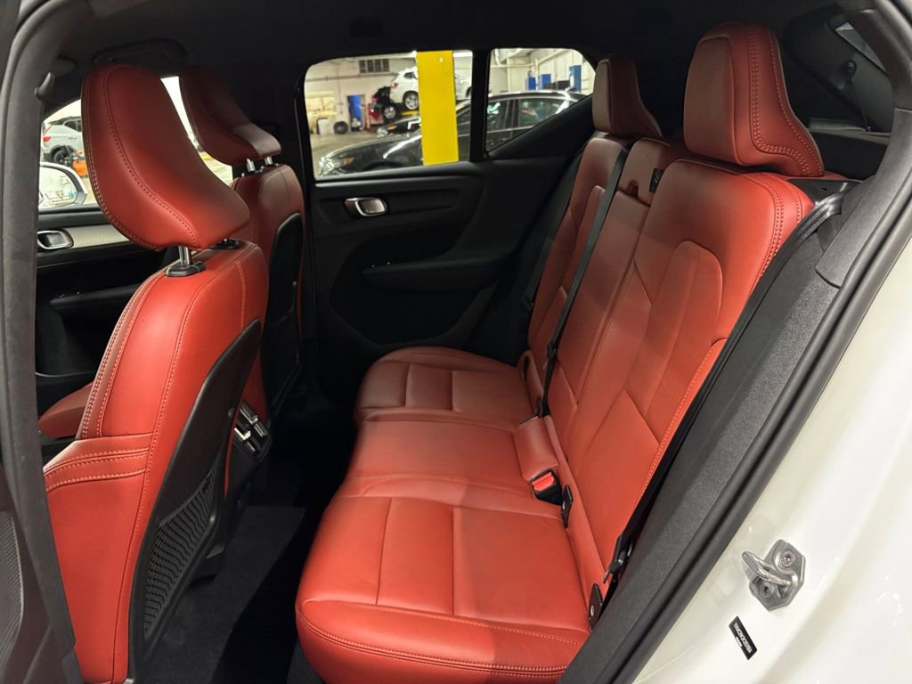Used 2019 Volvo XC40 T4 Momentum image 14