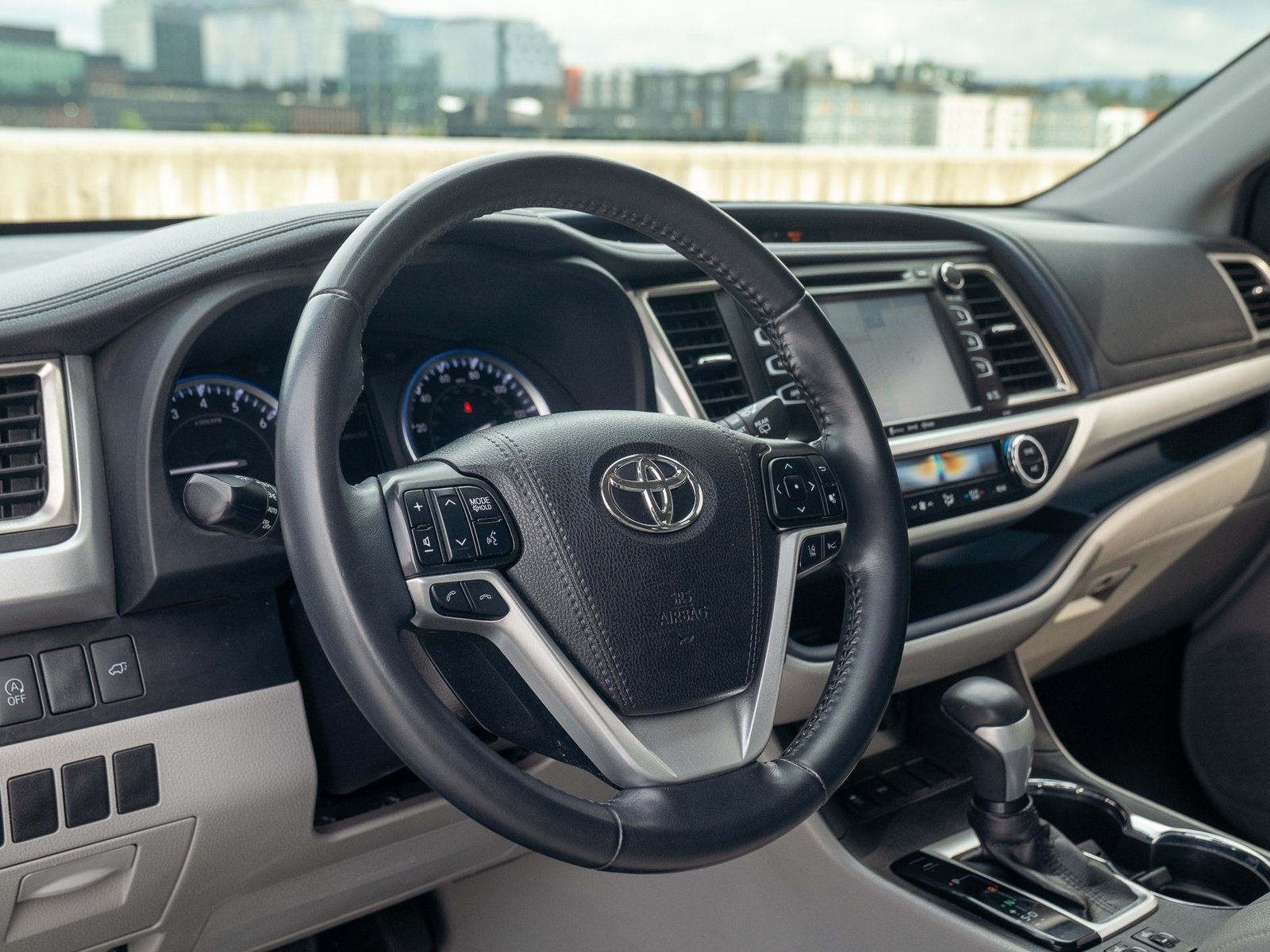 Used 2019 Toyota Highlander XLE FWD image 17