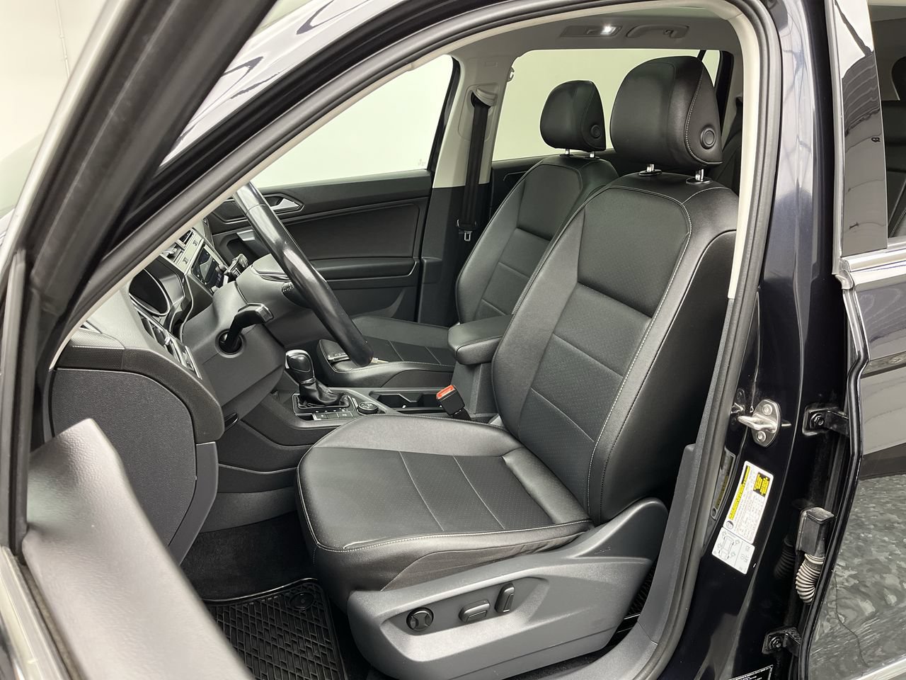 Used 2018 Volkswagen Tiguan SE w/ Panoramic Sunroof Package AWD/4WD image 9