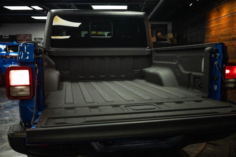 Used 2023 Jeep Gladiator Sport AWD/4WD image 7