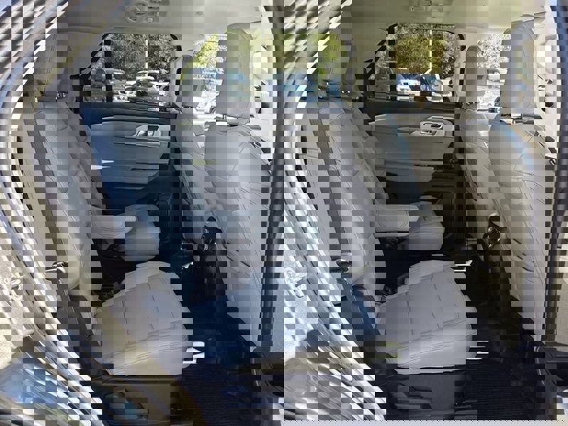 Used 2025 Ford Explorer Active w/ Active Comfort Package image 19