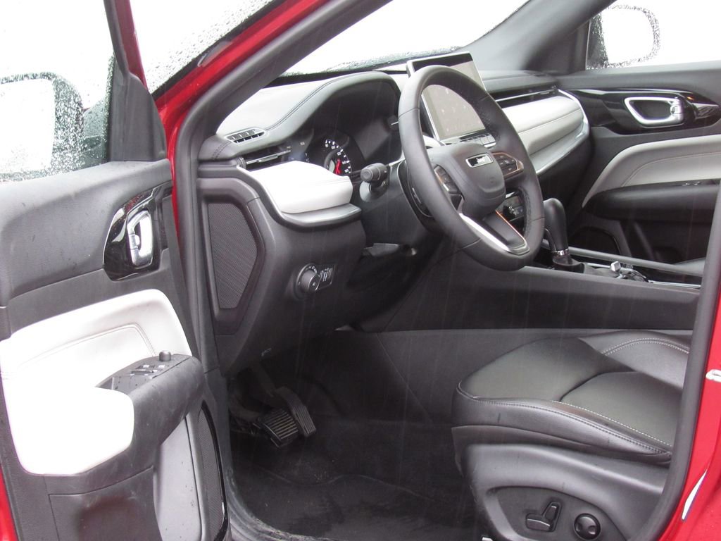 Used 2025 Jeep Compass Limited AWD/4WD image 11