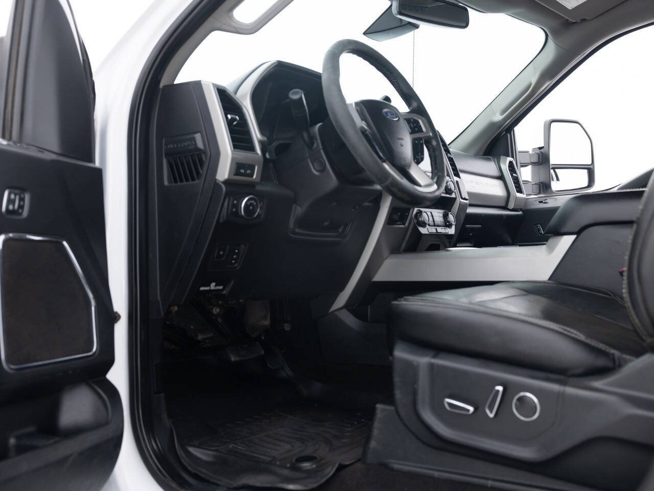 Used 2019 Ford F250 Lariat w/ Lariat Ultimate Package AWD/4WD image 31