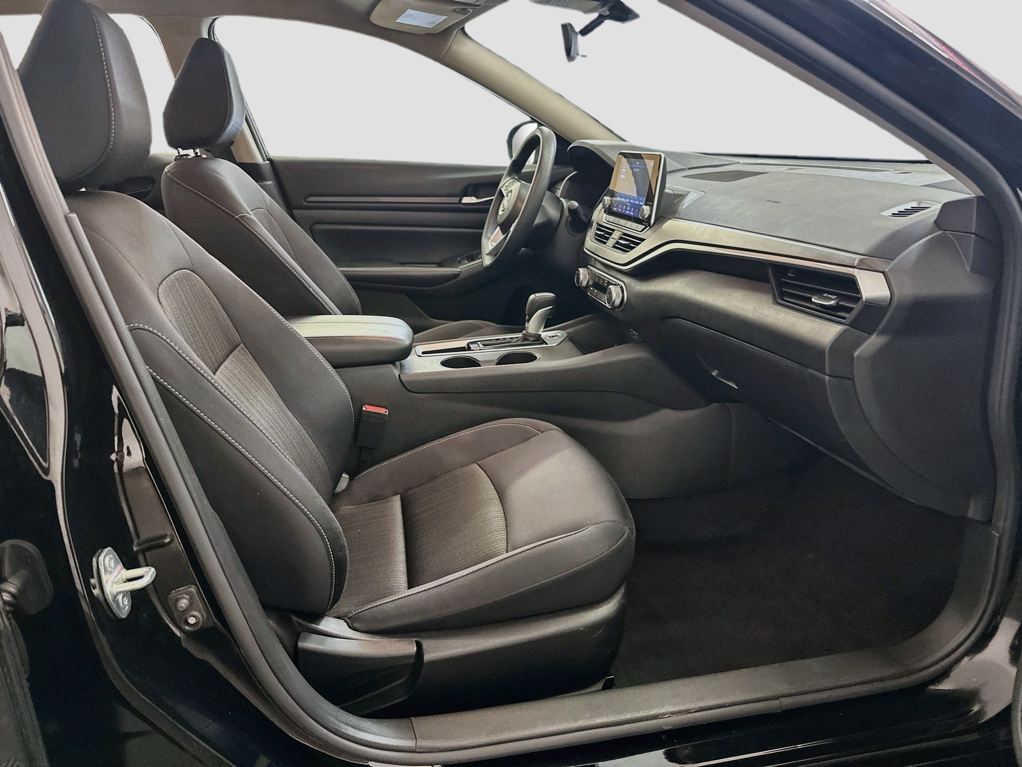 Used 2025 Nissan Altima 2.5 SV FWD image 31