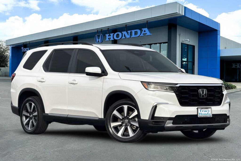 Certified 2025 Honda Pilot Touring image 1