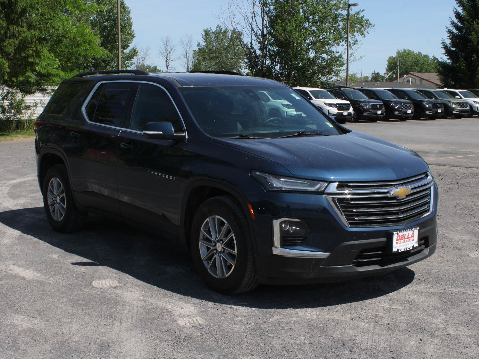 Used 2023 Chevrolet Traverse LT w/ Rear Camera Mirror Package AWD/4WD image 3
