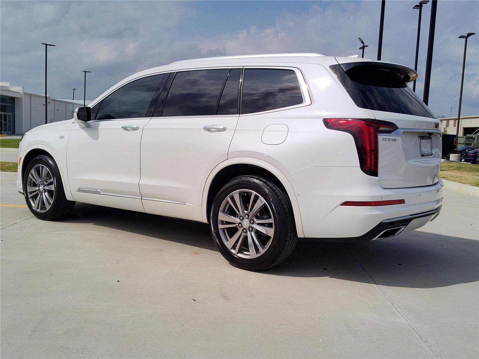 Used 2022 Cadillac XT6 Premium Luxury w/ Technology Package image 4