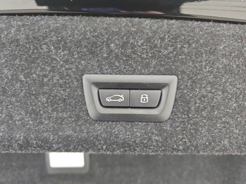 Used 2025 BMW 330i xDrive Sedan w/ Premium Package image 16
